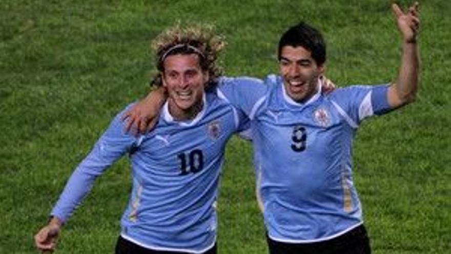 Uruguay jugará la final tras eliminar a Perú por 2-0