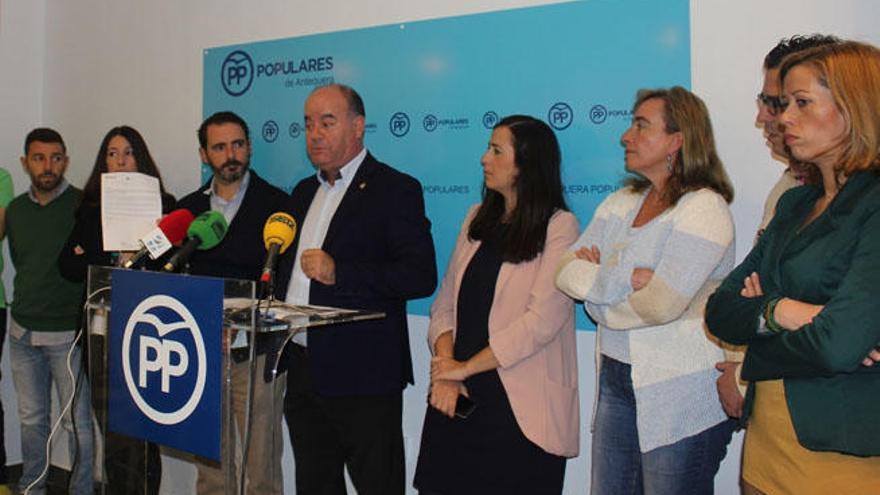 Miembros del PP de Antequera, en rueda de prensa.