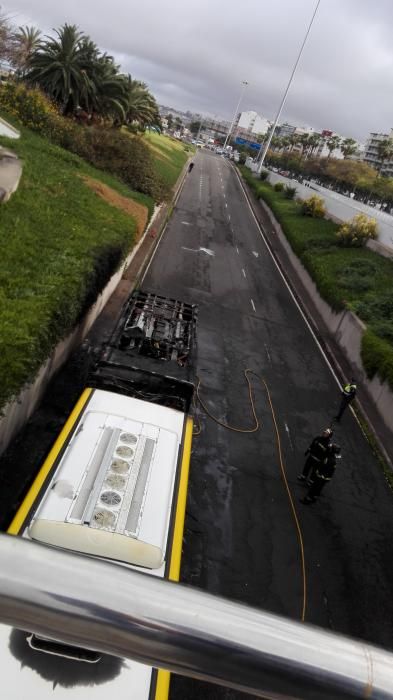 Incendio de una guagua en la Autovía