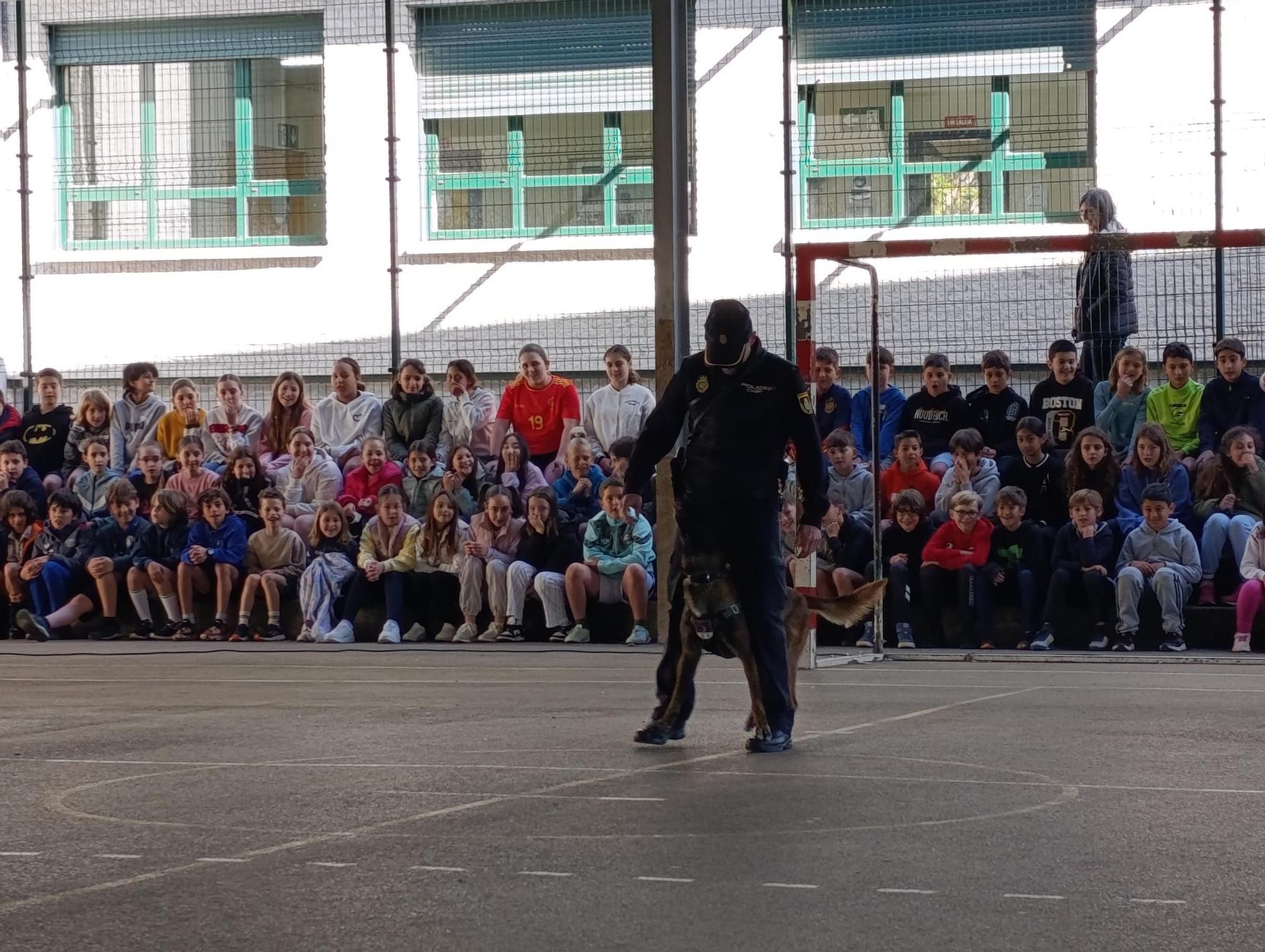 Así fue la exhibición de la Policía Nacional en el colegio La Fresneda, en Siero