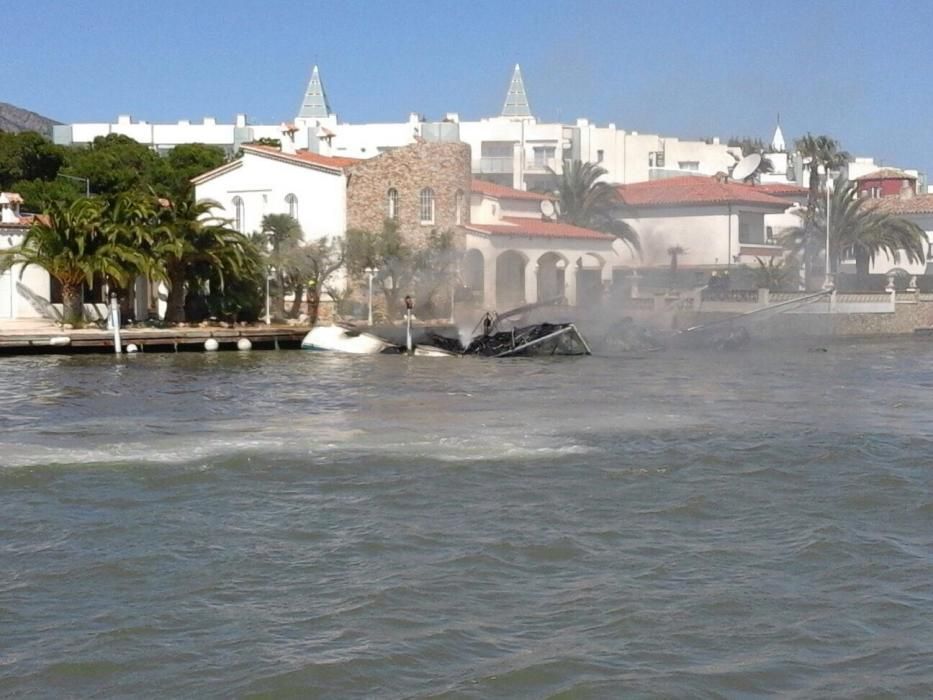 Un foc  crema tres embarcacions a Roses