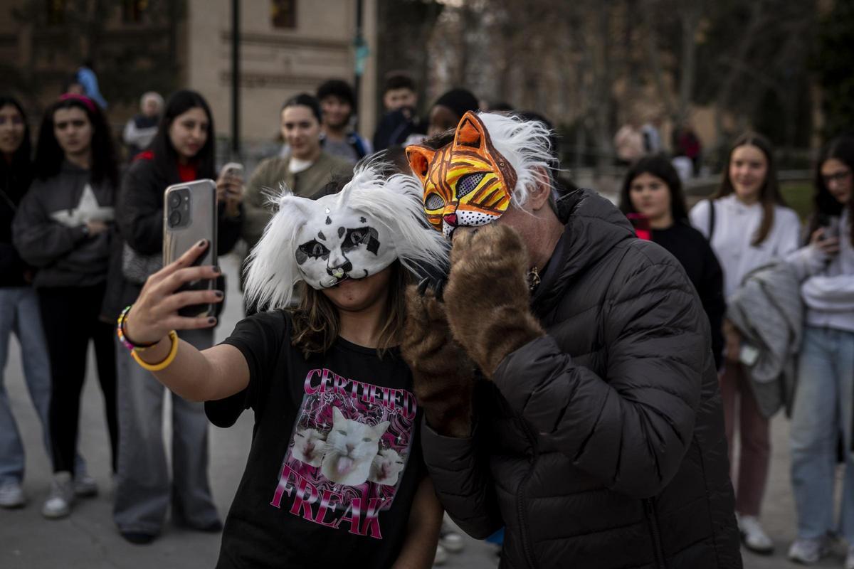 El 'youtuber' Tiparraco y una 'therian' este viernes en el parque Delicias de Zaragoza.