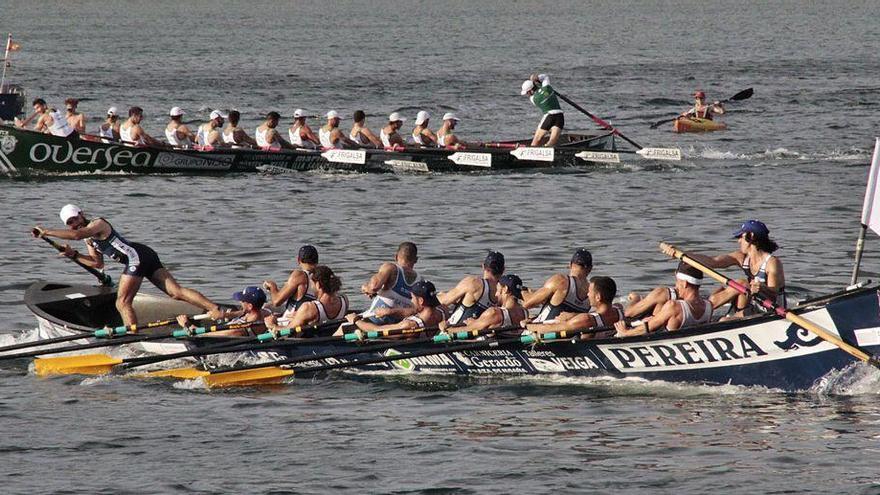 Las traineras de Tirán y Samertolaméu, durante el desafío que protagonizaron hace unos días.