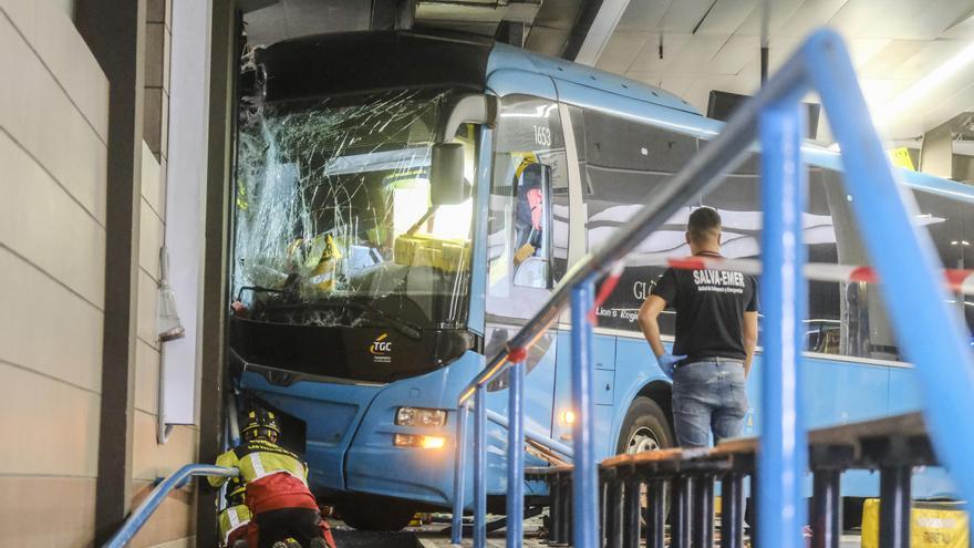Una guagua cargada de pasajeros invade el andén y deja dos heridos graves en San Telmo