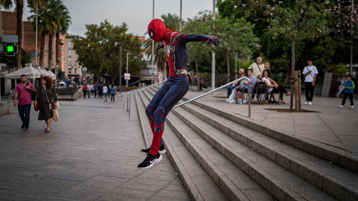 Spidey salta las escaleras de la plaza de la Vila.