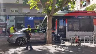 Aparatoso choque de un coche con el tranvía tras "un giro indebido" en Zaragoza
