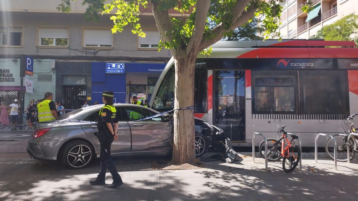 Aparatoso choque de un coche con el tranvía en Zaragoza