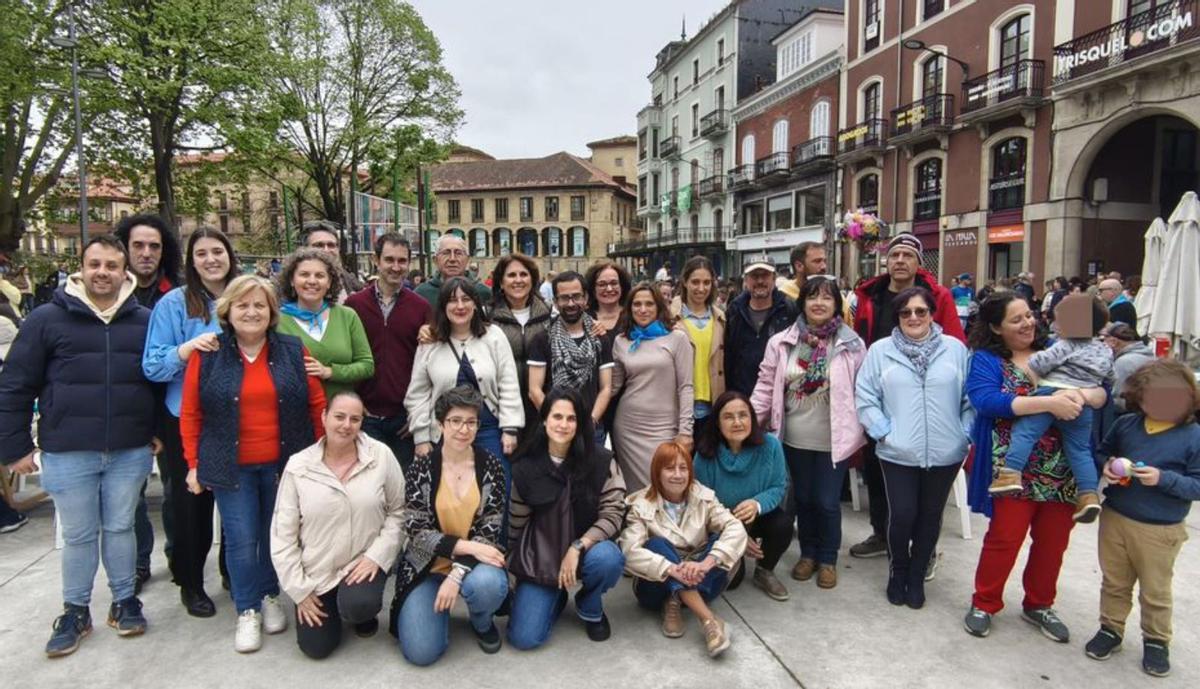 David García en el centro, con militantes y simpatizantes de Podemos.