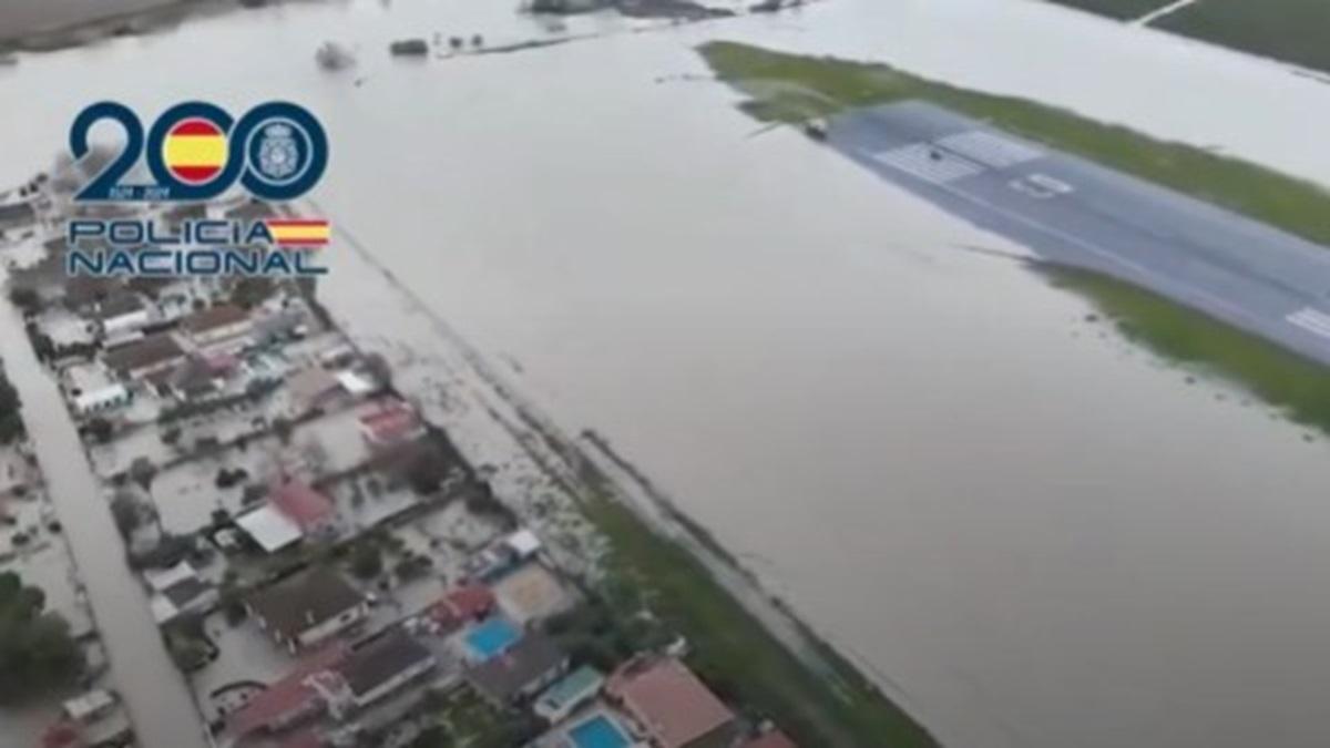 El dron de la Policía Nacional de Córdoba muestra la crecida del Guadalquivir desde el aire en el entorno del aeropuerto