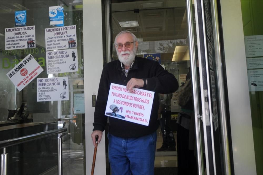 Los antidesahucios toman la sede de Bankia en Murc