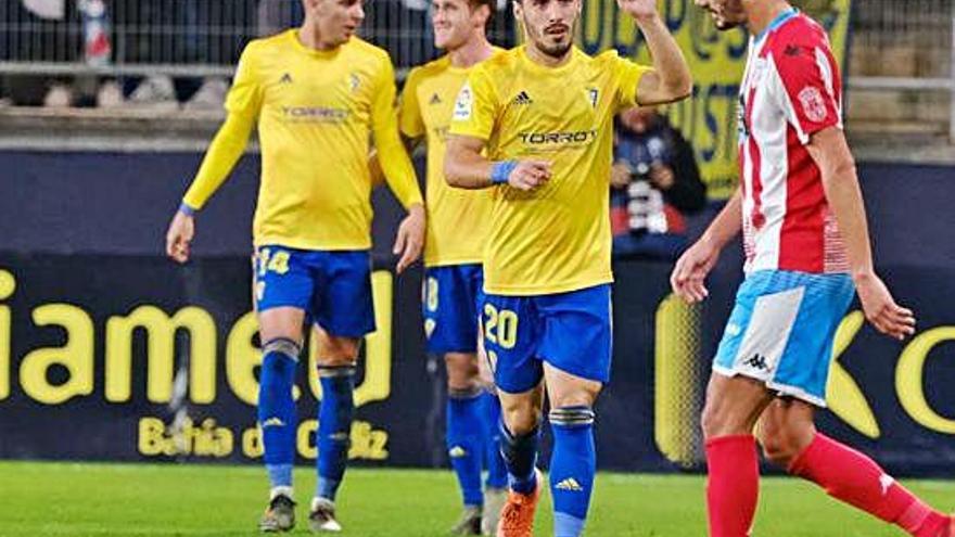 Carcelén celebra uno de los dos goles que anotó ayer.