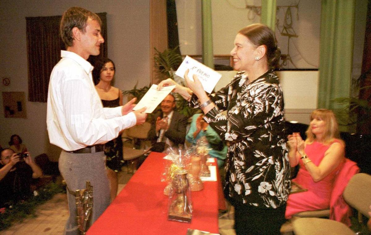 El público abarrota la sala en la clausura de la edición de 2025. Al fondo, los carteles que diseñó el artista Erwin Behctold, muy vinculado al Festival durante años. | TONI ESCOBAR