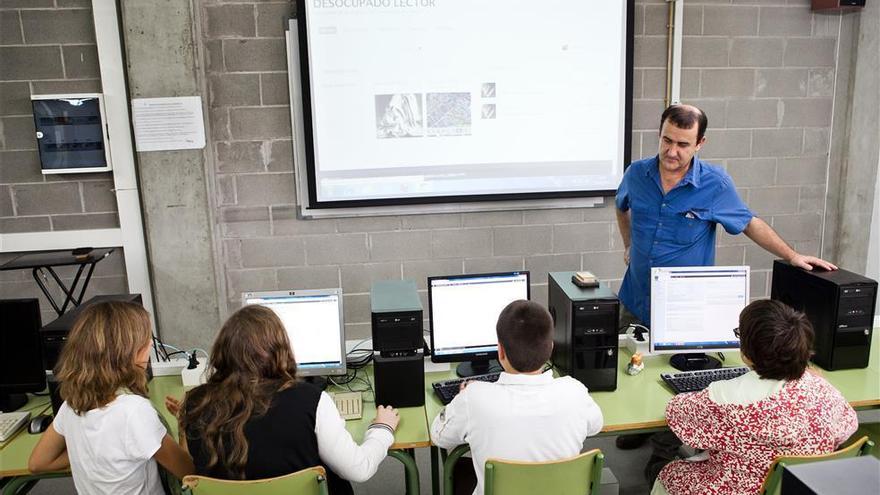 Educación y sindicatos abordan hoy un posible recorte de más de 400 docentes