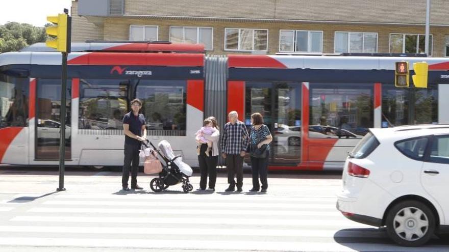 Una niña de tres años, grave al ser atropellada por el tranvía