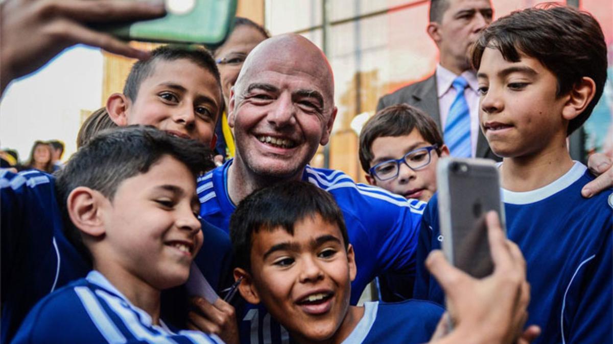 Infantino, presidente de la FIFA, con unos niños