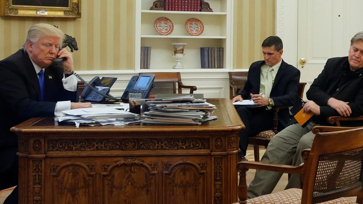 Trump, Flynn y Bannon, reunidos en el Despacho Oval de la Casa Blanca