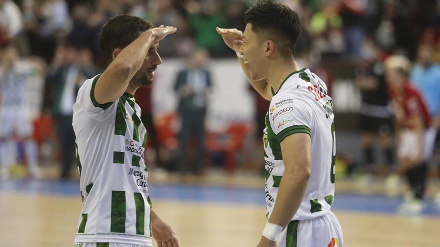 El brasileño Caio y el japonés Shimizu celebran un gol del Córdoba Futsal ante el Emotion Zaragoza.