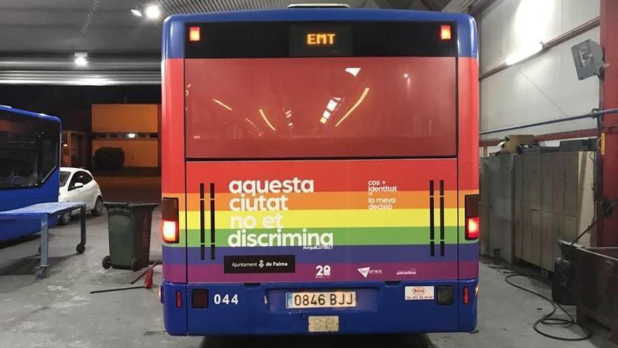 Uno de los autobuses pintado con los colores del arcoiris.