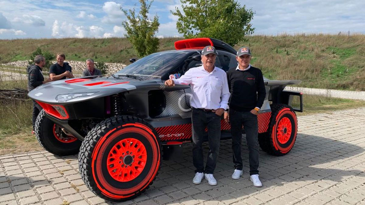 Carlos Sainz y Lucas Cruz, con el nuevo y poderoso Audi RS Q e-tron