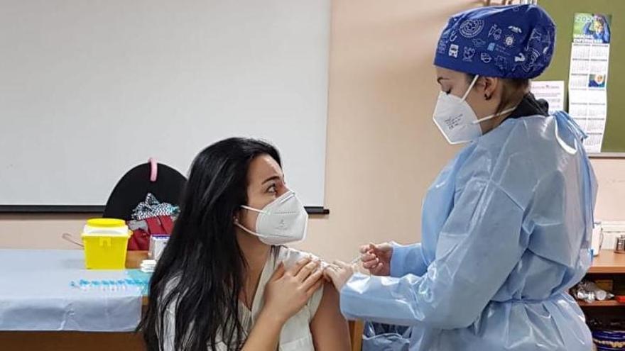 Lorena, enfermera del centro de A Cuña, con la segunda dosis. | // FDV