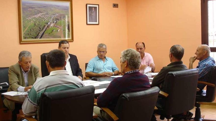 Miembros de la Corporación Municipal de Trabazos, de la que depende Villarino Tras la Sierra.