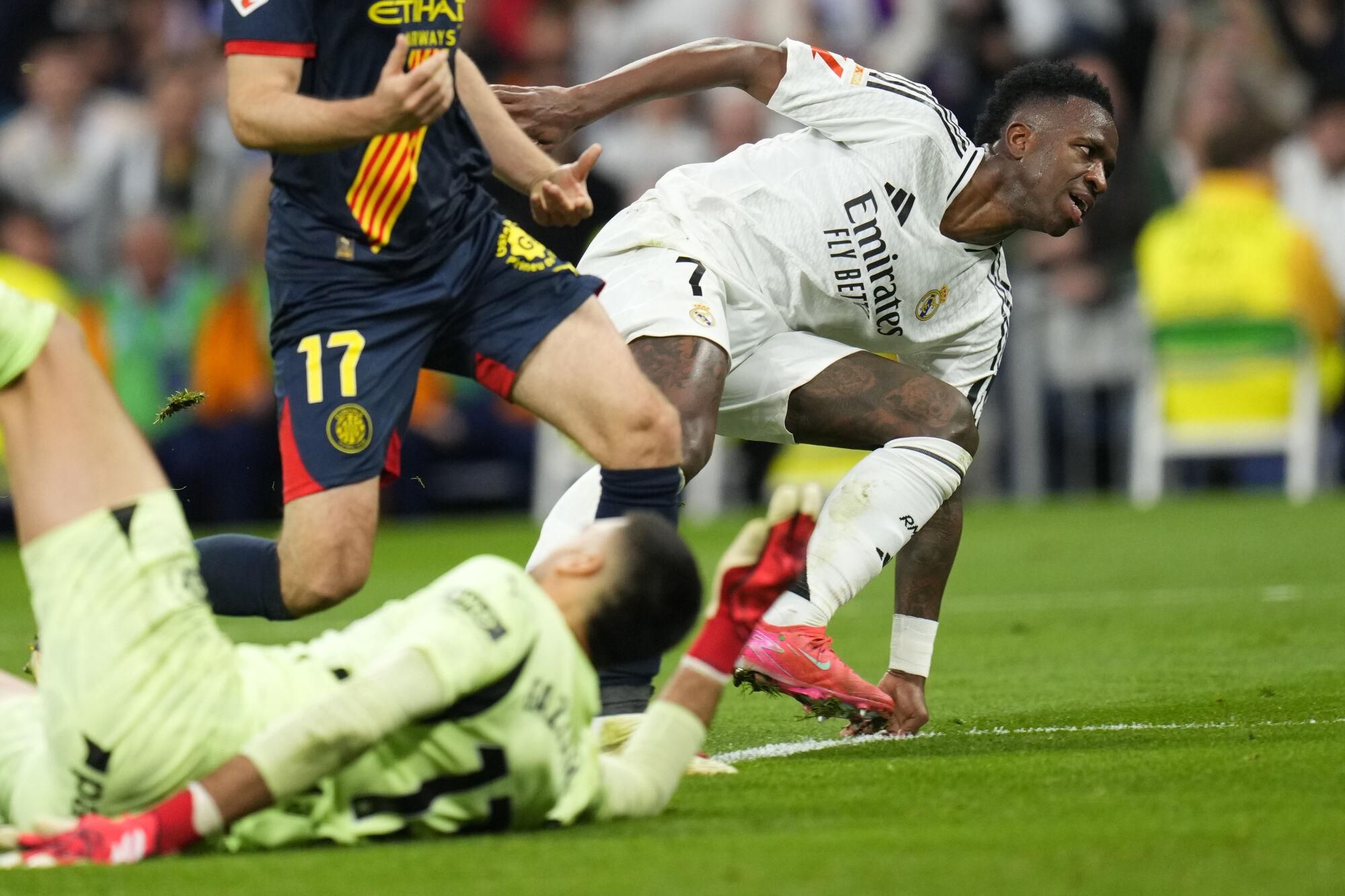 Real Madrid's Vinicius Junior, right, celebrates after scoring his side's second goal during the Spanish La Liga soccer match between Real Madrid and Girona at the Santiago Bernabeu stadium in Madrid, Spain, Sunday, Feb. 23, 2025. (AP Photo/Manu Fernandez). EDITORIAL USE ONLY/ONLY ITALY AND SPAIN
