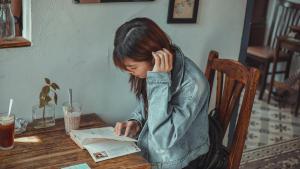 Chica leyendo un libro.