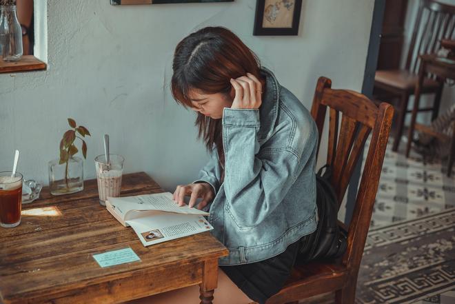 Chica leyendo un libro.