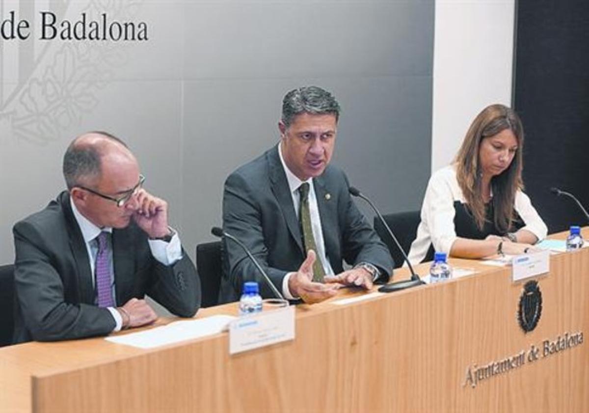 Ferran Falcó, Xavier García Albiol i la regidora Sònia Egea, ahir, a l’Ajuntament de Badalona.