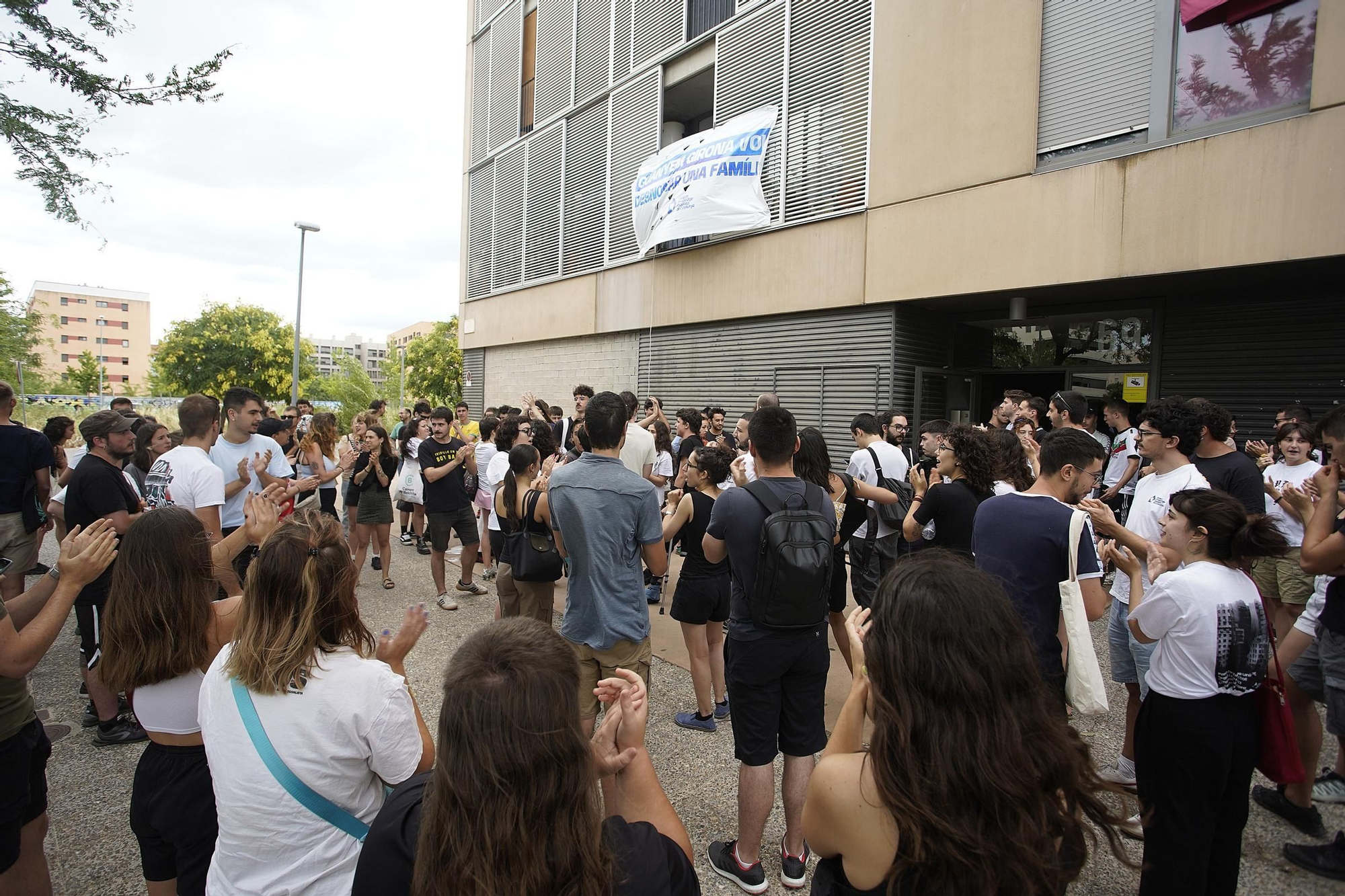 Les imatges de la concentració aquest matí davant el domicili