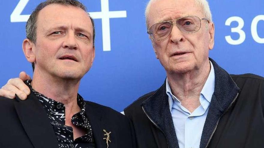 A la izquierda, el cineasta David Batty; a la derecha, Michael Caine.