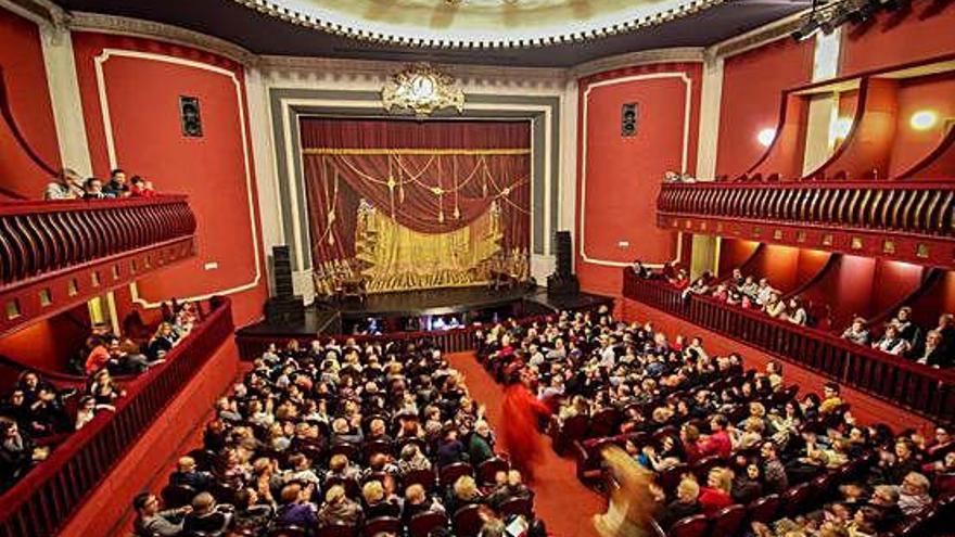 Interior del Teatro Castelar donde se producirá la investidura el sábado.