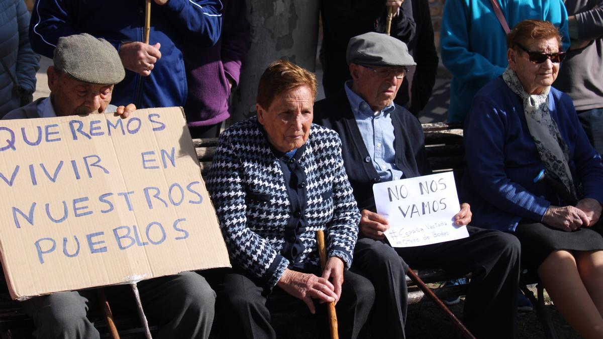 Concentración de vecinos de Otero de Bodas