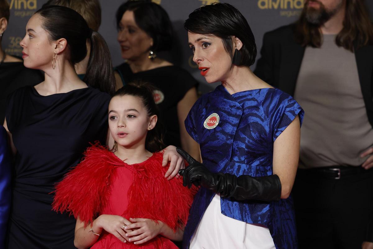 Beatriz Urresola en la ceremonia de los Premios Goya junto a la niña Sofía Otero, la protagonista de "20.000 especies de abejas".