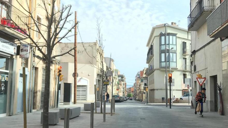 El carrer Peralada és circulable per als cotxes en tot el seu tram.