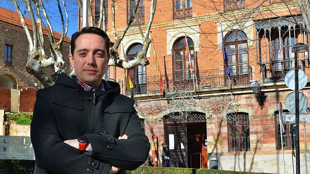 Luciano Huerga, en la Plaza del Grano, con el edificio consistorial al fondo, en una foto de archivo.