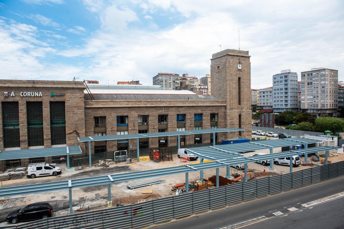 La nueva infraestructura, que cubre parte del lateral del edificio histórico, llama la atención por su color al tiempo que empieza a suscitar recelos entre los vecinos de la zona.