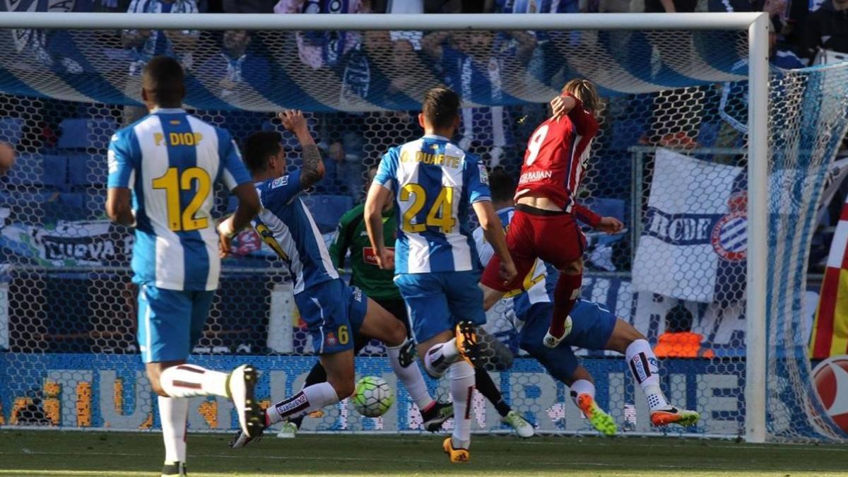 Fernando Torres marca para el Atlético el gol del empate contra el Espanyol.