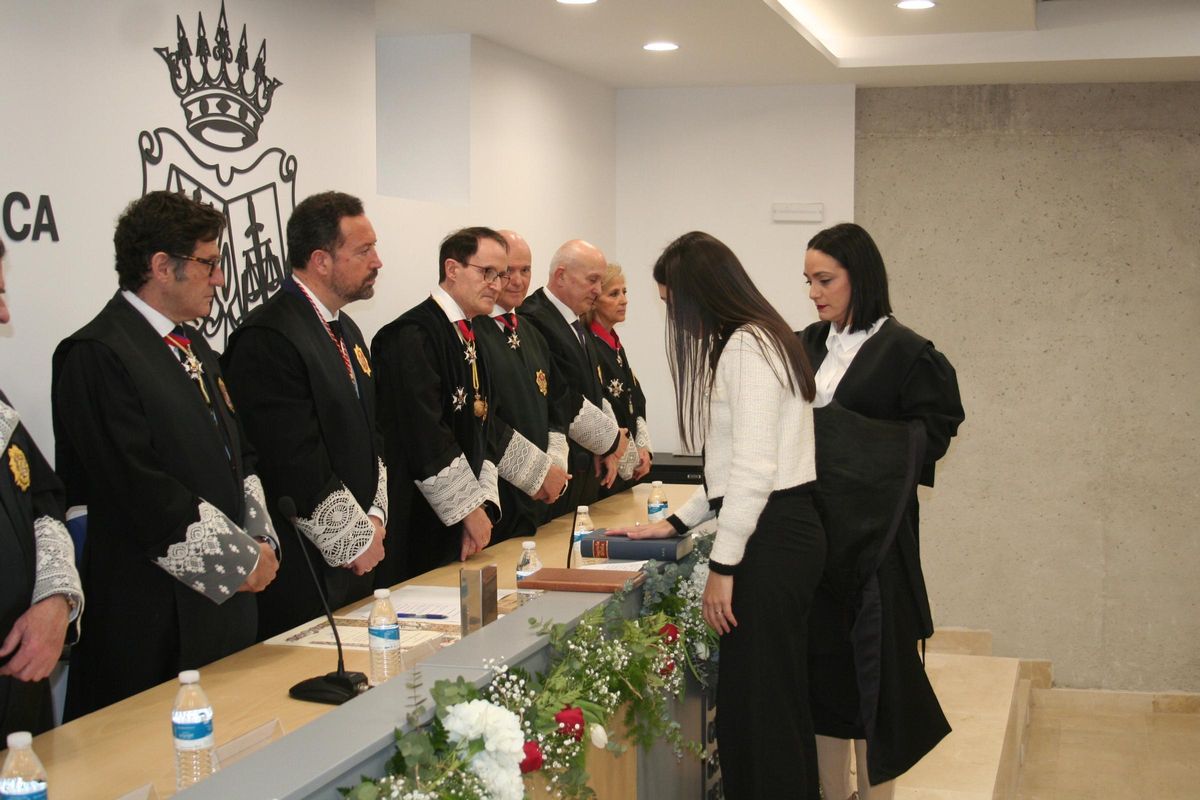 Carmen Millán Serrano con su madrina durante la solemne jura.
