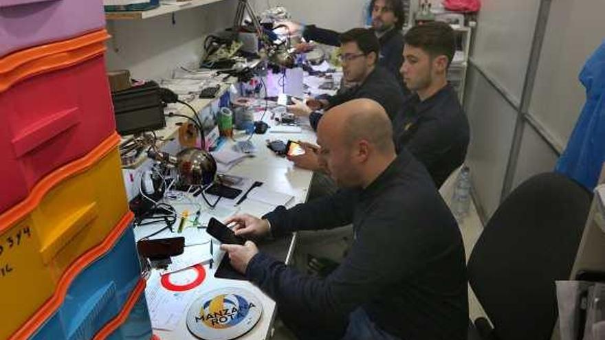 Varios trabajadores en el taller de la empresa.