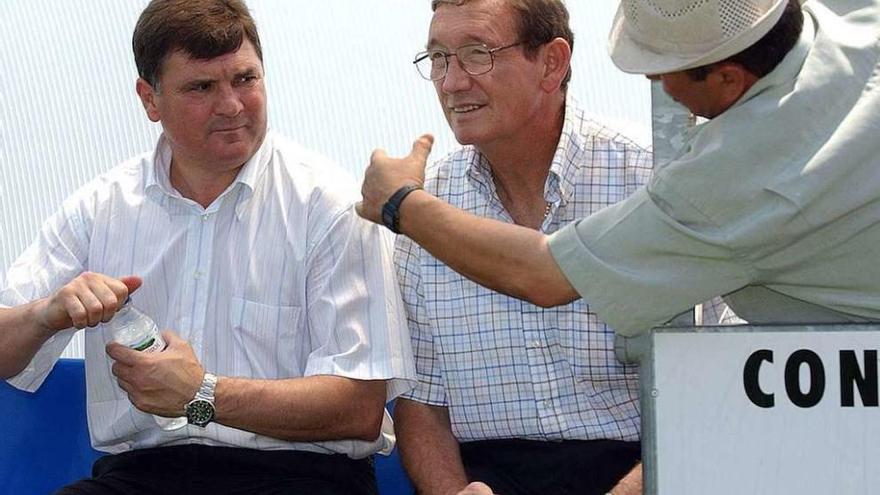 Ignacio Zoco (centro) con José Antonio Camacho en una visita de los veteranos del Real Madrid a Redondela para un jugar partido amistoso contra los veteranos del Choco en junio de 2003 . // Cameselle