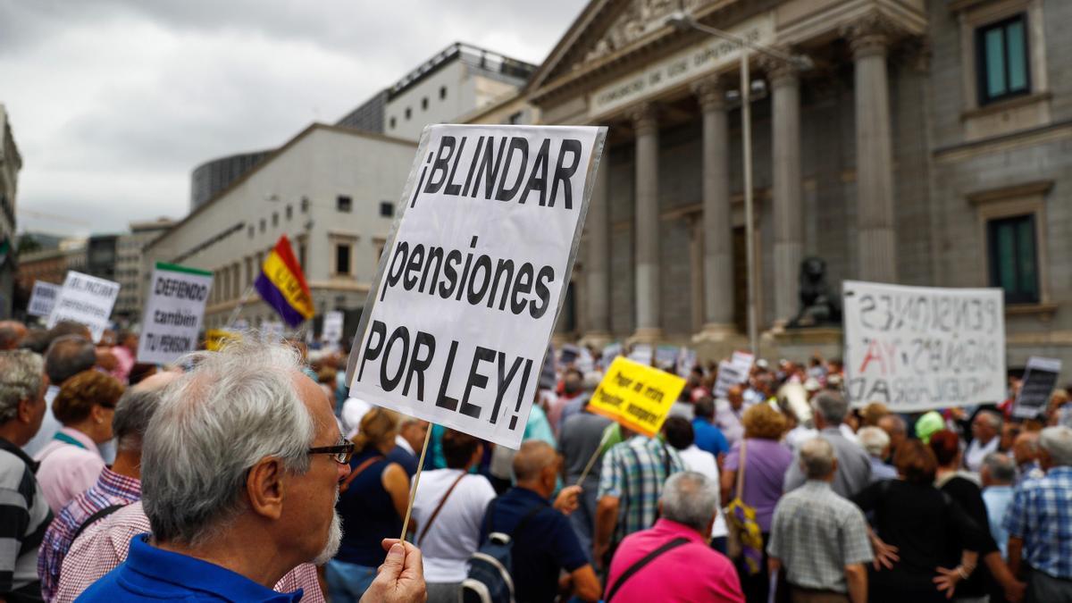 Protesta de pensionistas frente al Congreso de los Diputados.