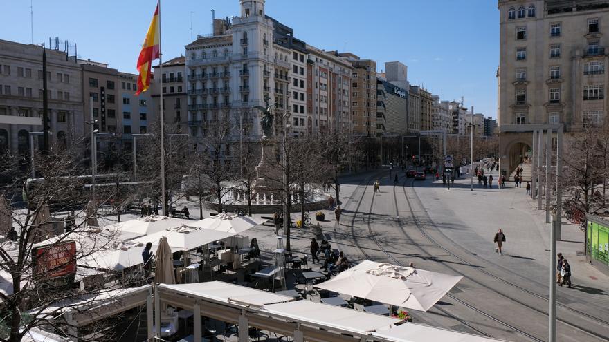 El pequeño comercio aún tiene sitio en la foto del centro de Zaragoza