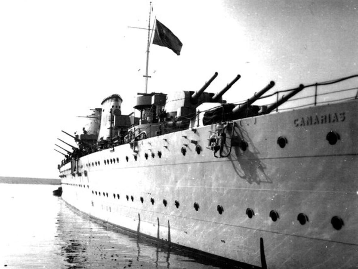 Crucero Canarias en el Puerto de Barcelona, en 1939.