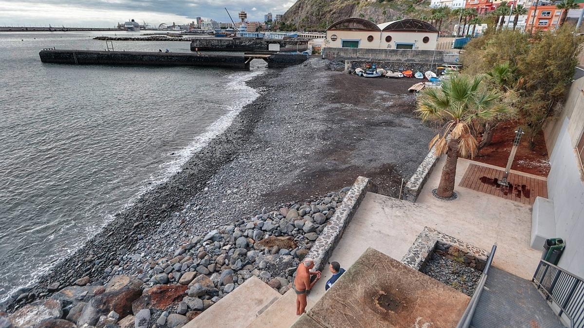 Playa de Acapulco, desde la que se divisa la obra de Ligrasa que podría finalizar en junio o julio.