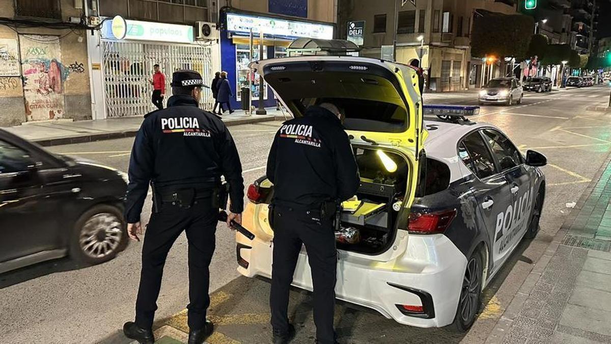 Dos agentes de la Policía Local de Alcantarilla (FOTO DE ARCHIVO).