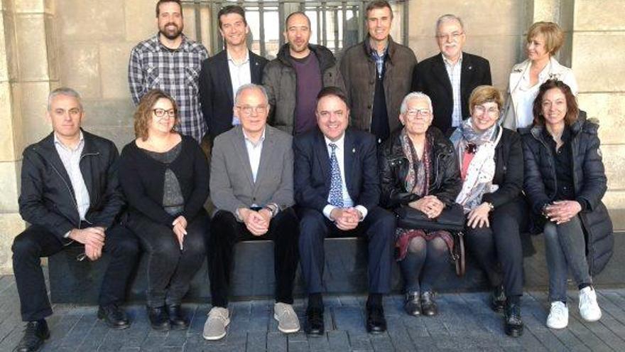 Francesc de Puig, tercer per l&#039;esquerra, ahir amb regidors del govern i l&#039;alcalde, Valentí Junyent