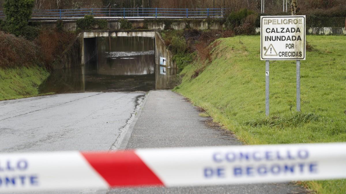 Paso cortado por las lluvias en Begonte, en la provincia de Lugo
