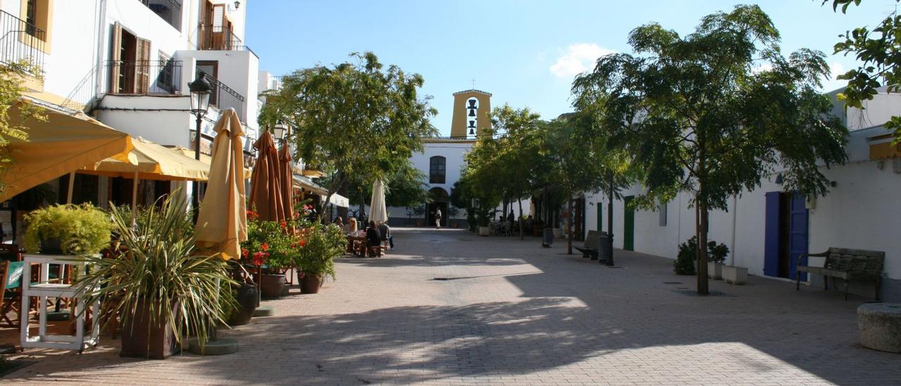 La plaça de Santa Gertrudis amb l’església al Fons.