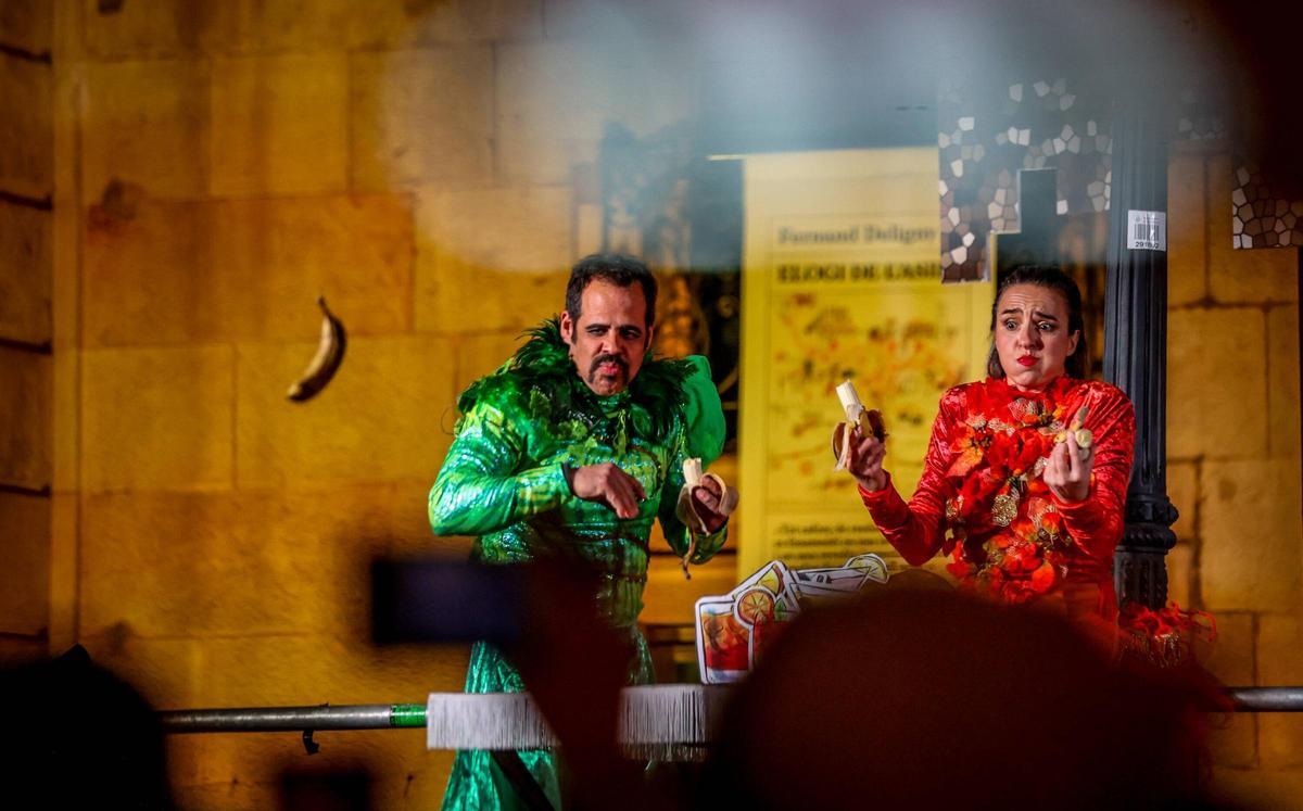 Cercavila de incio del Carnaval de Barcelona. El recorrido ha empezado al inicio de la Rambla para dirigirse al Palau de la Virreina, donde ha habido un espectáculo y una 'taronjada' ( confeti y globos)